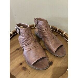 Baretraps Sheridyn Women’s Tan Open Toe Flat Sandals Size 8M